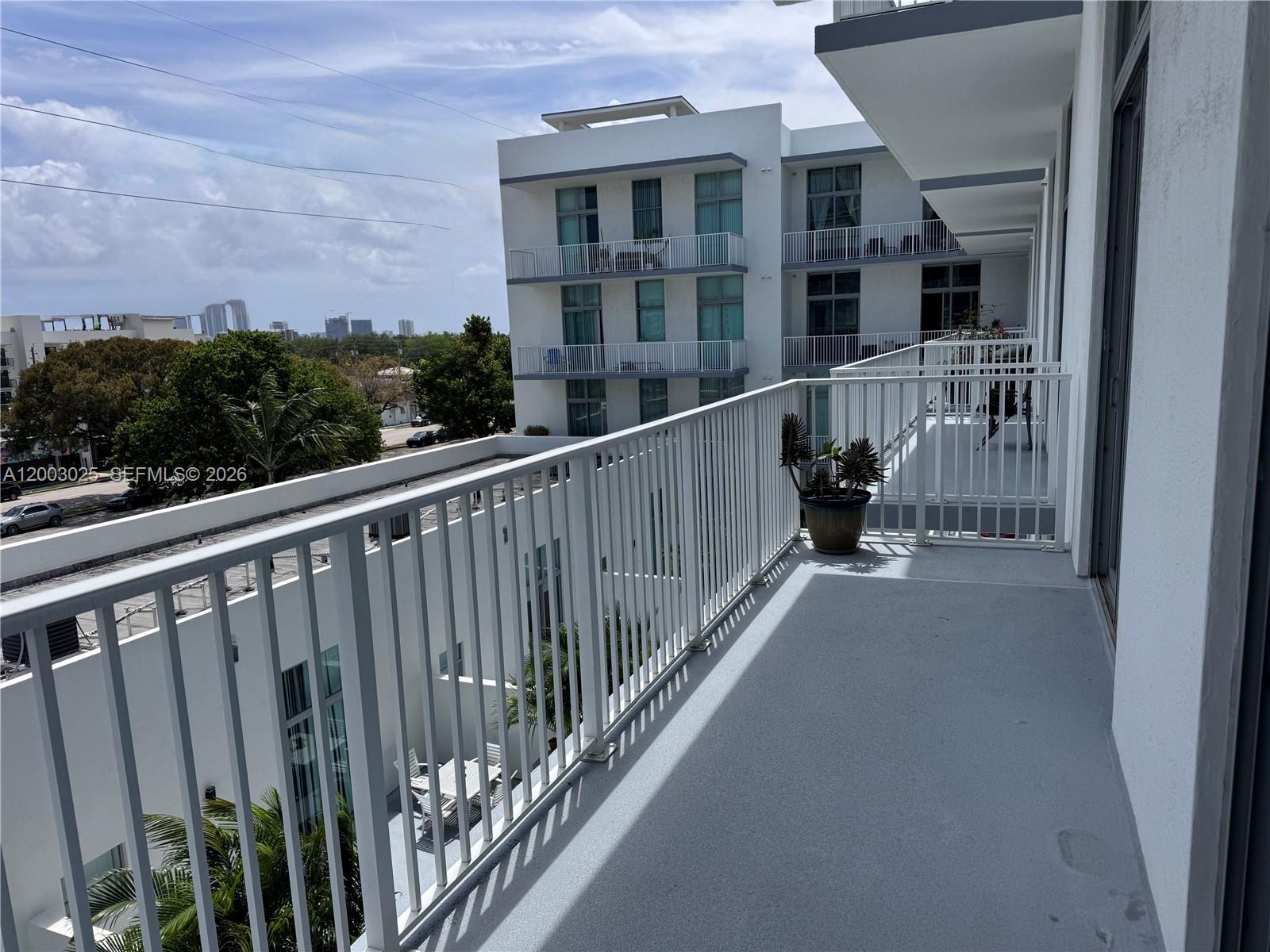 LOFTS AT HOLLYWOOD STATIO - Residential
