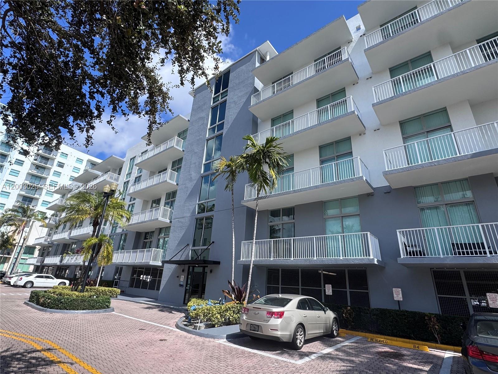 LOFTS AT HOLLYWOOD STATIO - Residential