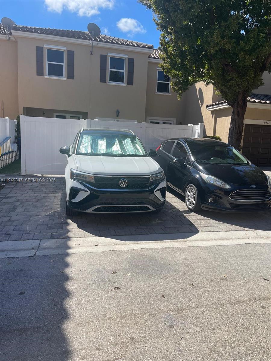 KENDALL COMMONS TOWNHOMES - Residential