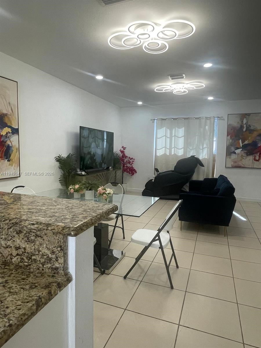 This townhome is in excellent condition, near to retail stores, restaurants, and neighborhood services just a short drive away.