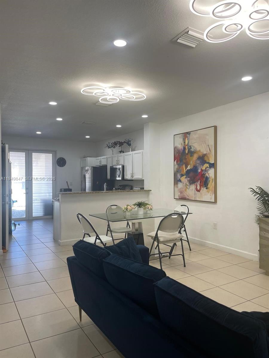 KENDALL COMMONS TOWNHOMES - Residential