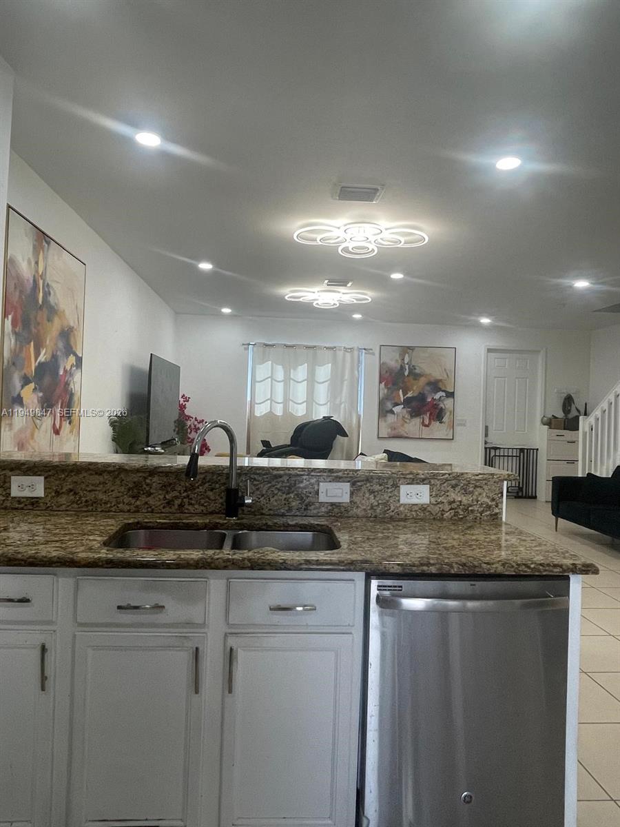 KENDALL COMMONS TOWNHOMES - Residential