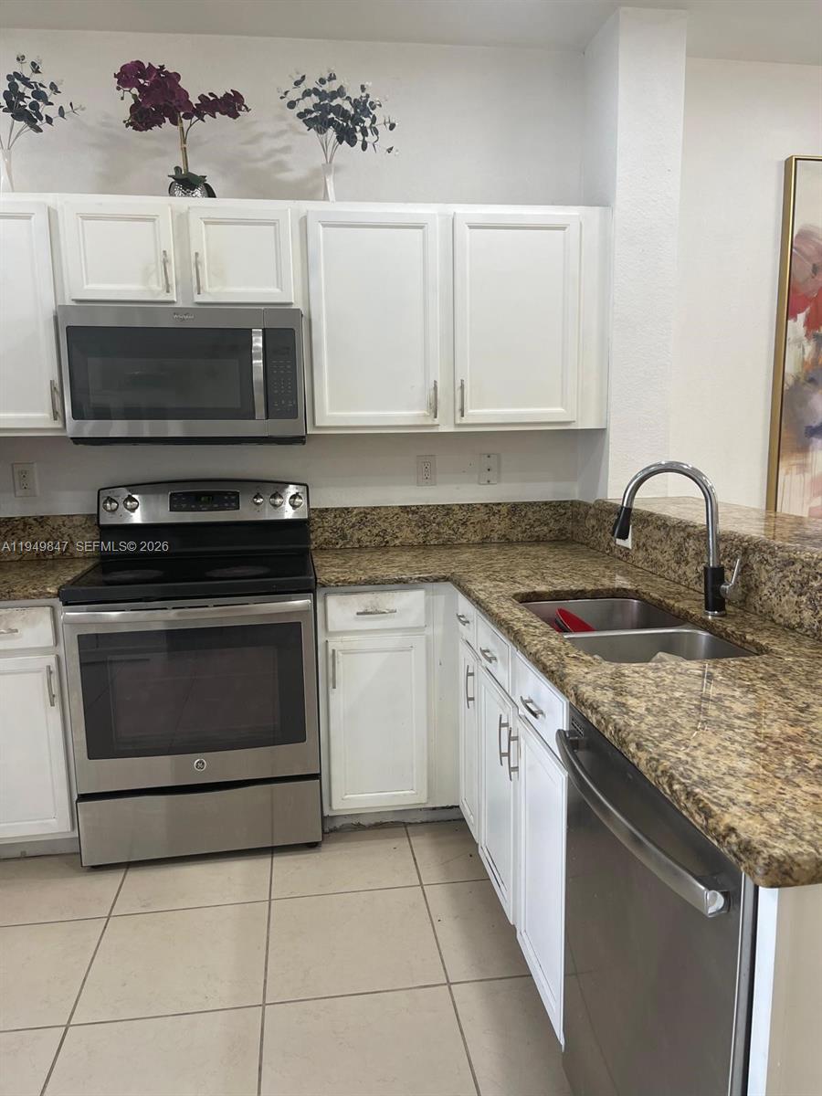 KENDALL COMMONS TOWNHOMES - Residential