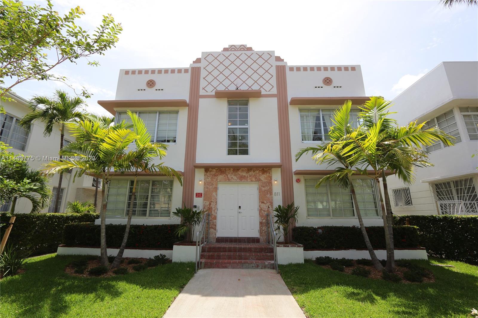 Great Locations in the heart of Miami Beach! Very Bright corner 2/1 Furnished and Ready to move in. Fast Approval.