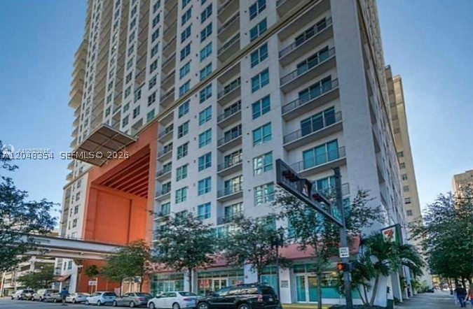 BEAUTIFUL UNIT IN THE HEART OF DOWNTOWN, ITALIAN CHICKEN WITH STAINLESS STEEL APPLIANCES, BLDG AMENITIES INCLUDE LAP POOL, ROOFTOP POOL, PARTY ROOM, GYM WITH SAUNA, CONCIERGE AND 24HR SECURITY, WALK TO MDCC, BAYSIDE, AMERICAN AIRLINES ARENA, ETC. MINUTES FROM BRICKELL, SOBE, GABLES, GROVE AND AIRPORT. COVERED PARKING. A MUST SEE!