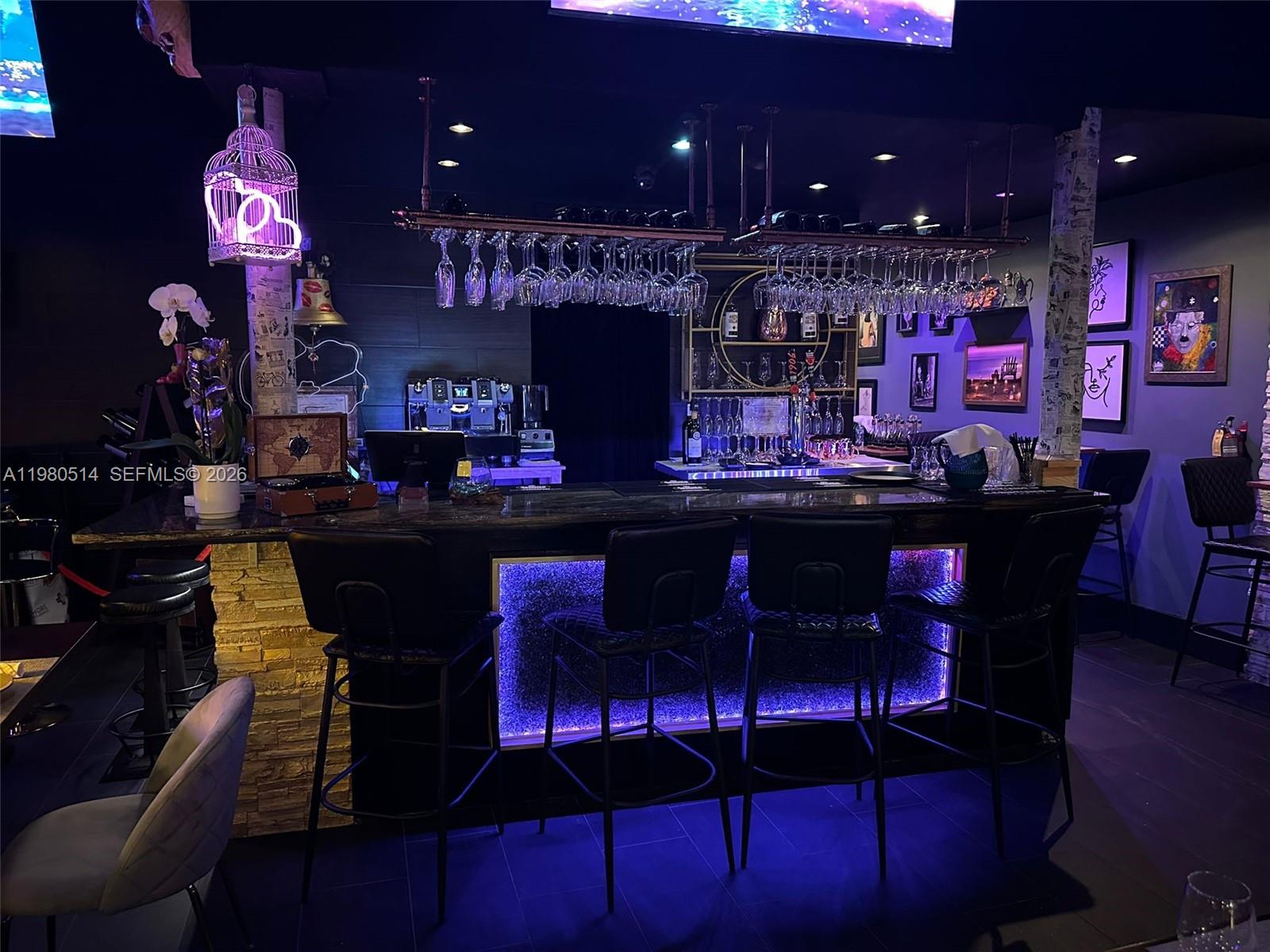 Restaurant with all kitchen equipment and refrigerators, as well as professional music equipment for shows and live music. Completely renovated restaurant. Office and warehouse on the second floor of the premises