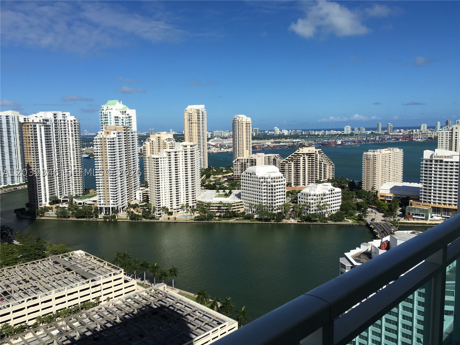Amazing 1 bed/1 bath apartment in the heart of Brickell. Outstanding views of Brickell Key and the canal, and 2 minute walk from Brickell City Center with restaurants, shops, etc. Luxury building with great amenities, two swimming pools, jacuzzi, gym, sauna, toddler room and business center.
1 private parking spot.