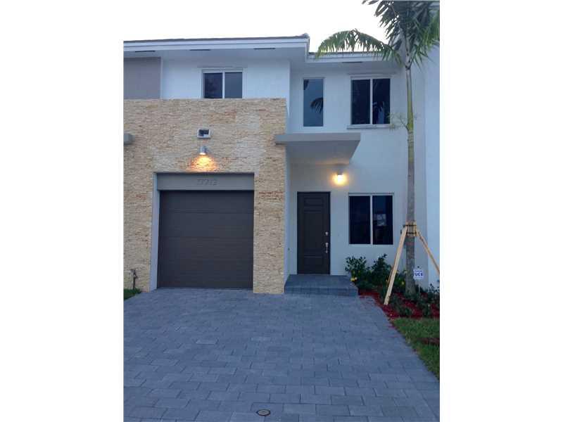 BEAUTIFUL TOWNHOUSE IN RICHMOND WEST TO LIVE WITH FAMILY. COMPLETELY NEW AND REMODELED (WOOD FLOORS, NEW INTERIOR COLOR AND GRANITE TOP IN THE KITCHEN). HURRY IT WON'T LAST!!