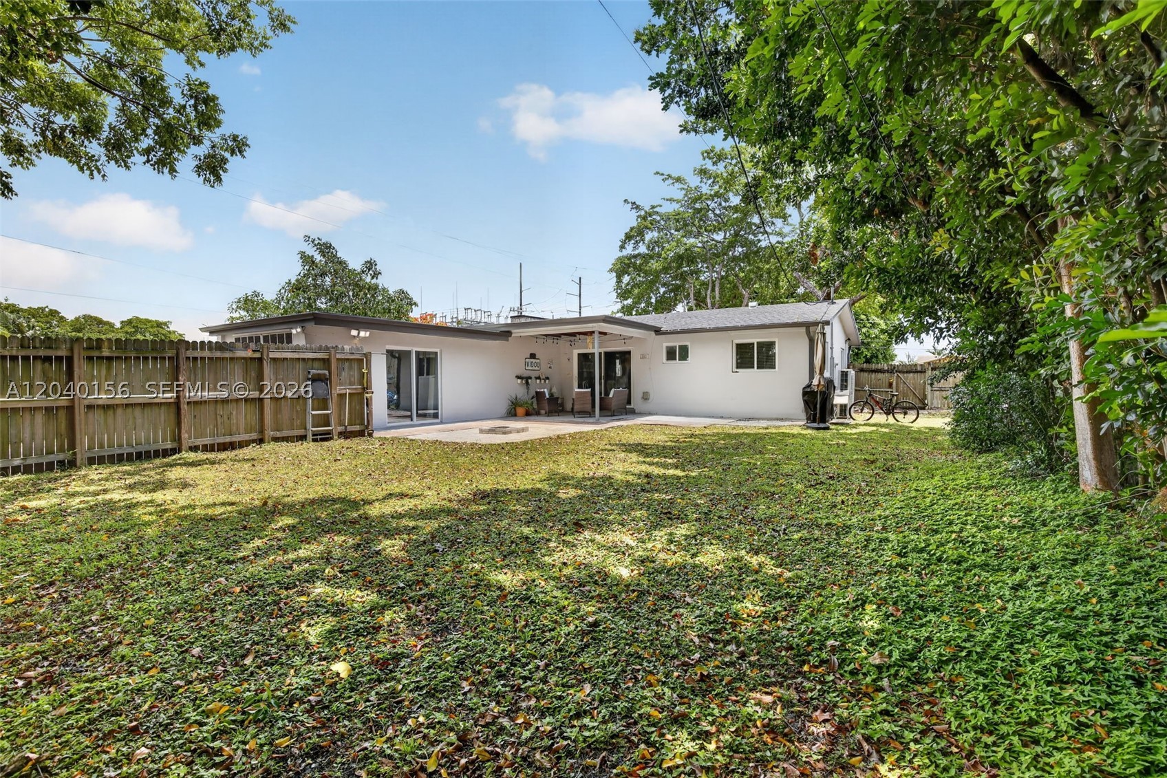 HOLLYWOOD HILLS - Residential