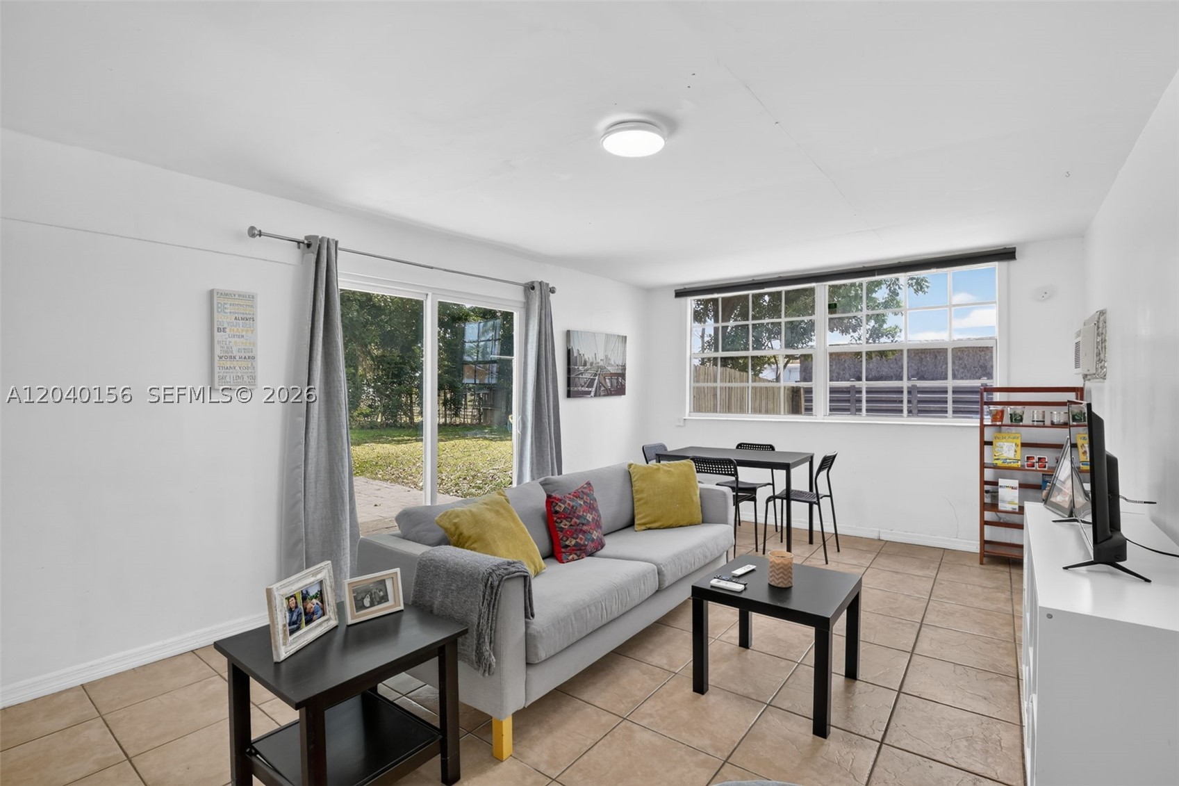 HOLLYWOOD HILLS - Residential