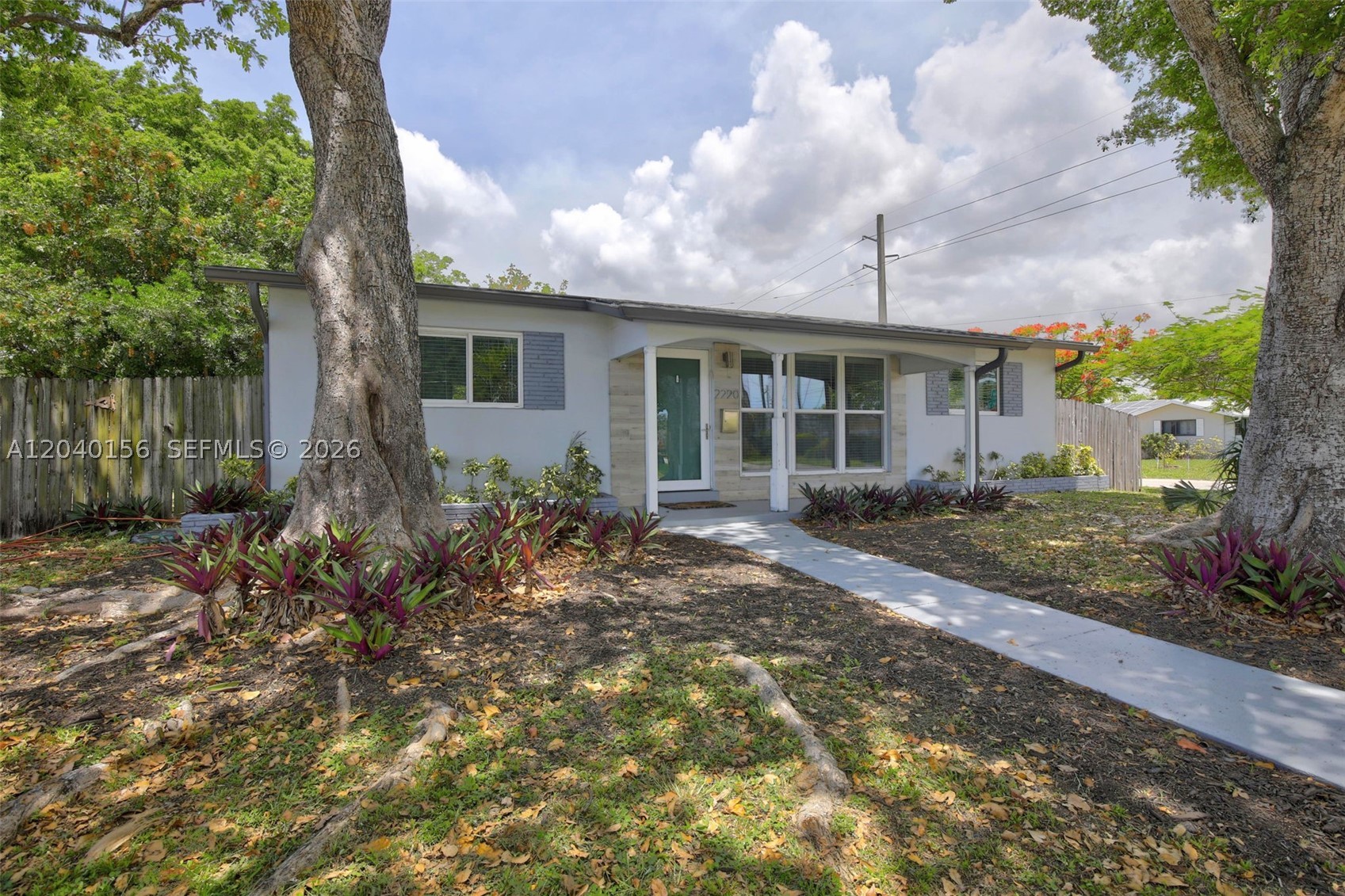 HOLLYWOOD HILLS - Residential