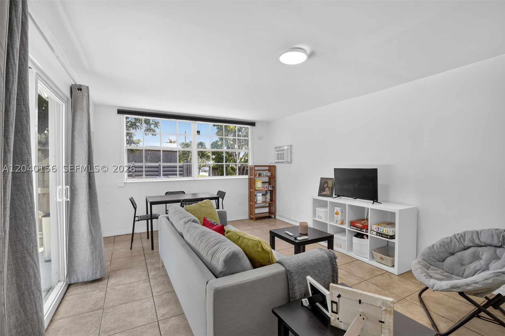 HOLLYWOOD HILLS - Residential