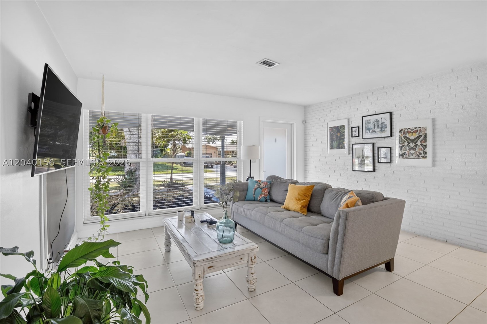 HOLLYWOOD HILLS - Residential