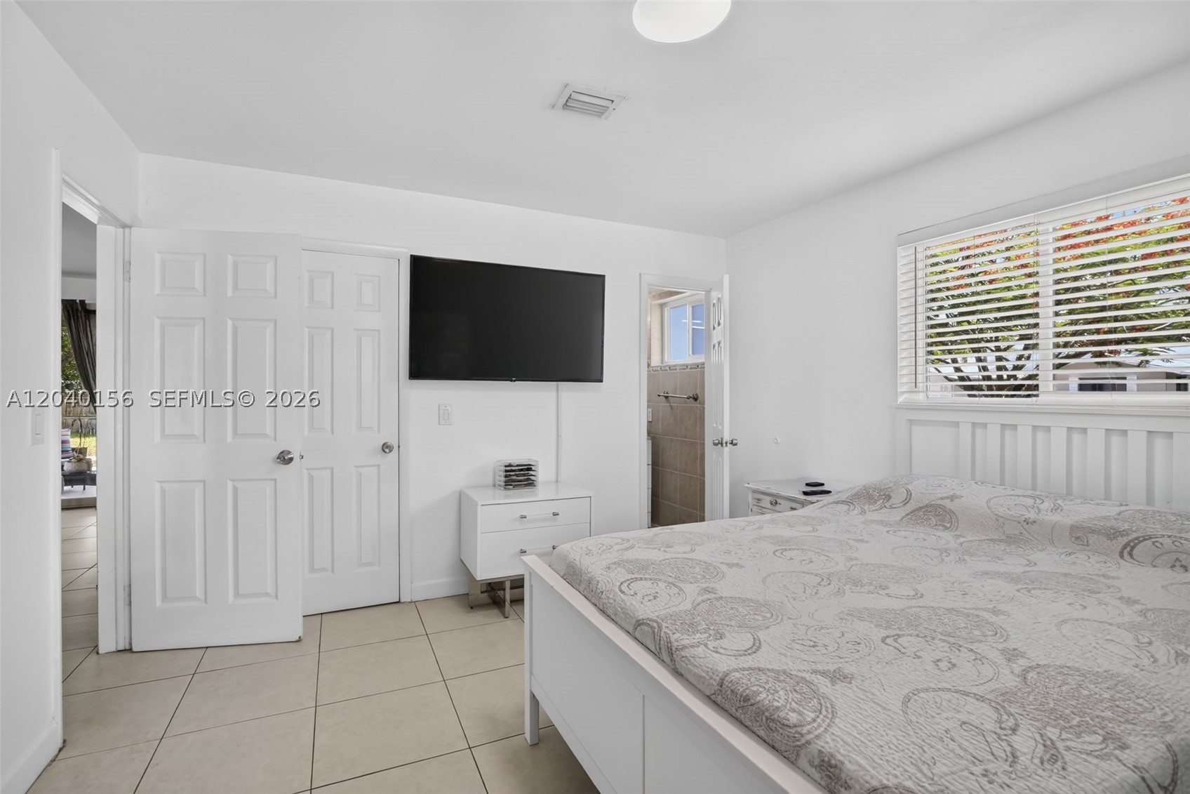 HOLLYWOOD HILLS - Residential