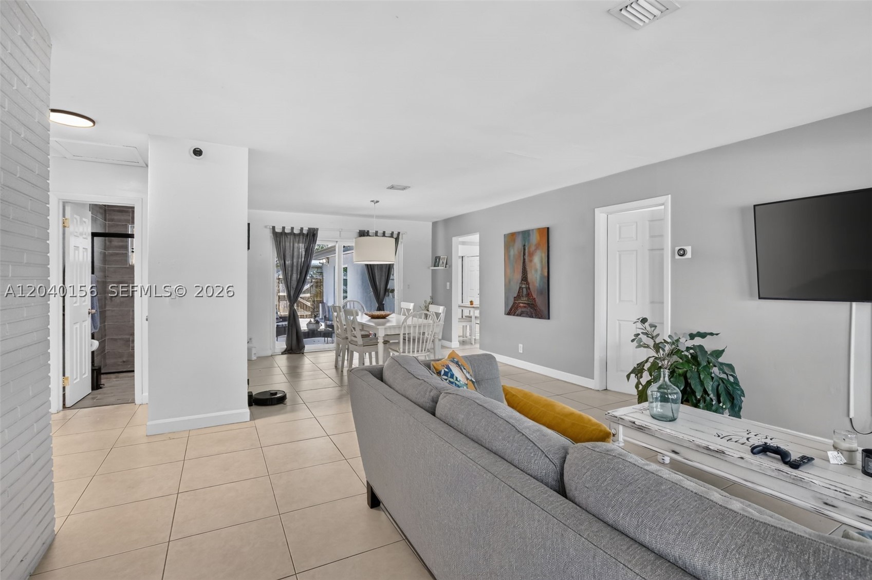 HOLLYWOOD HILLS - Residential