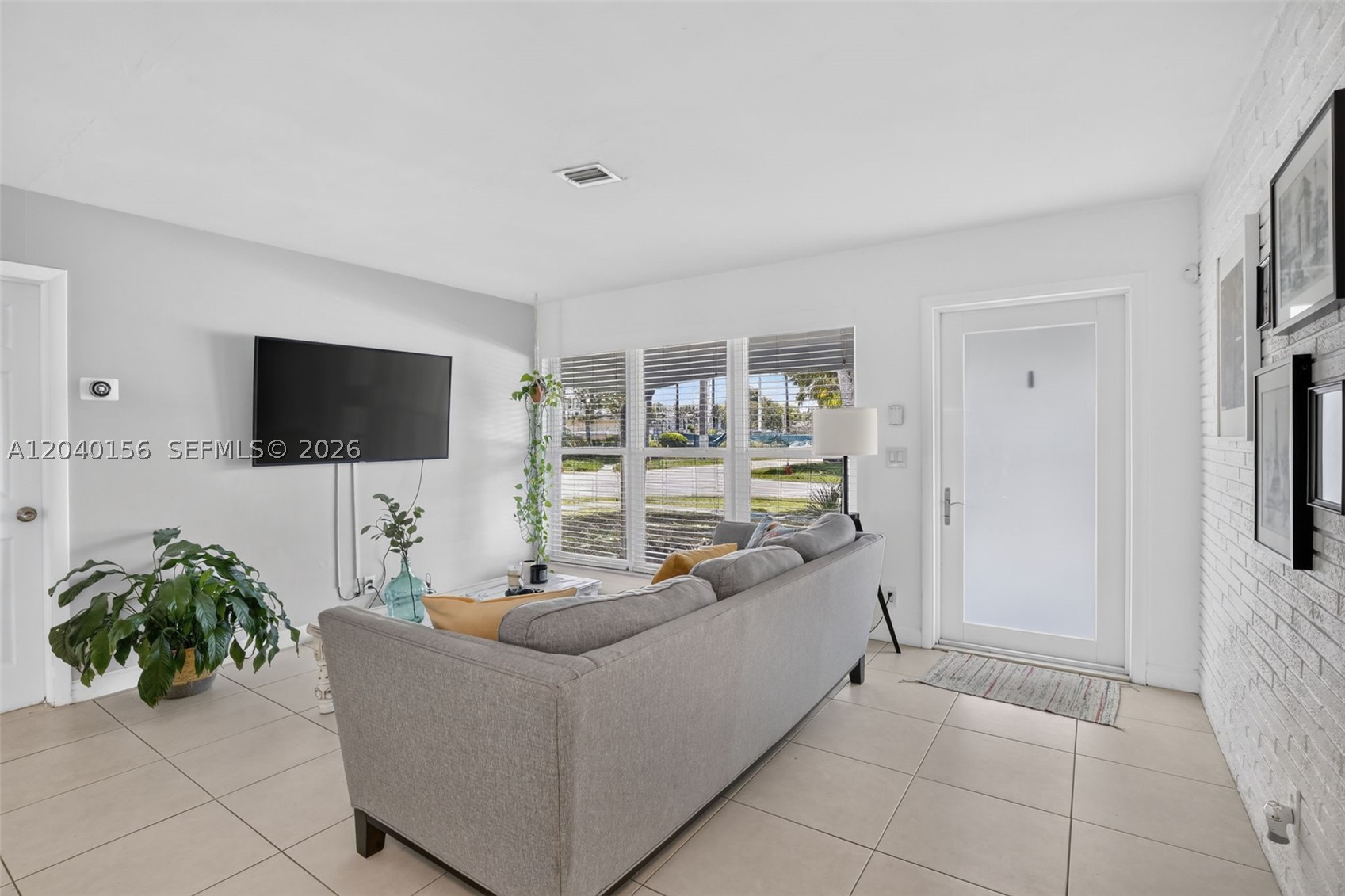 HOLLYWOOD HILLS - Residential
