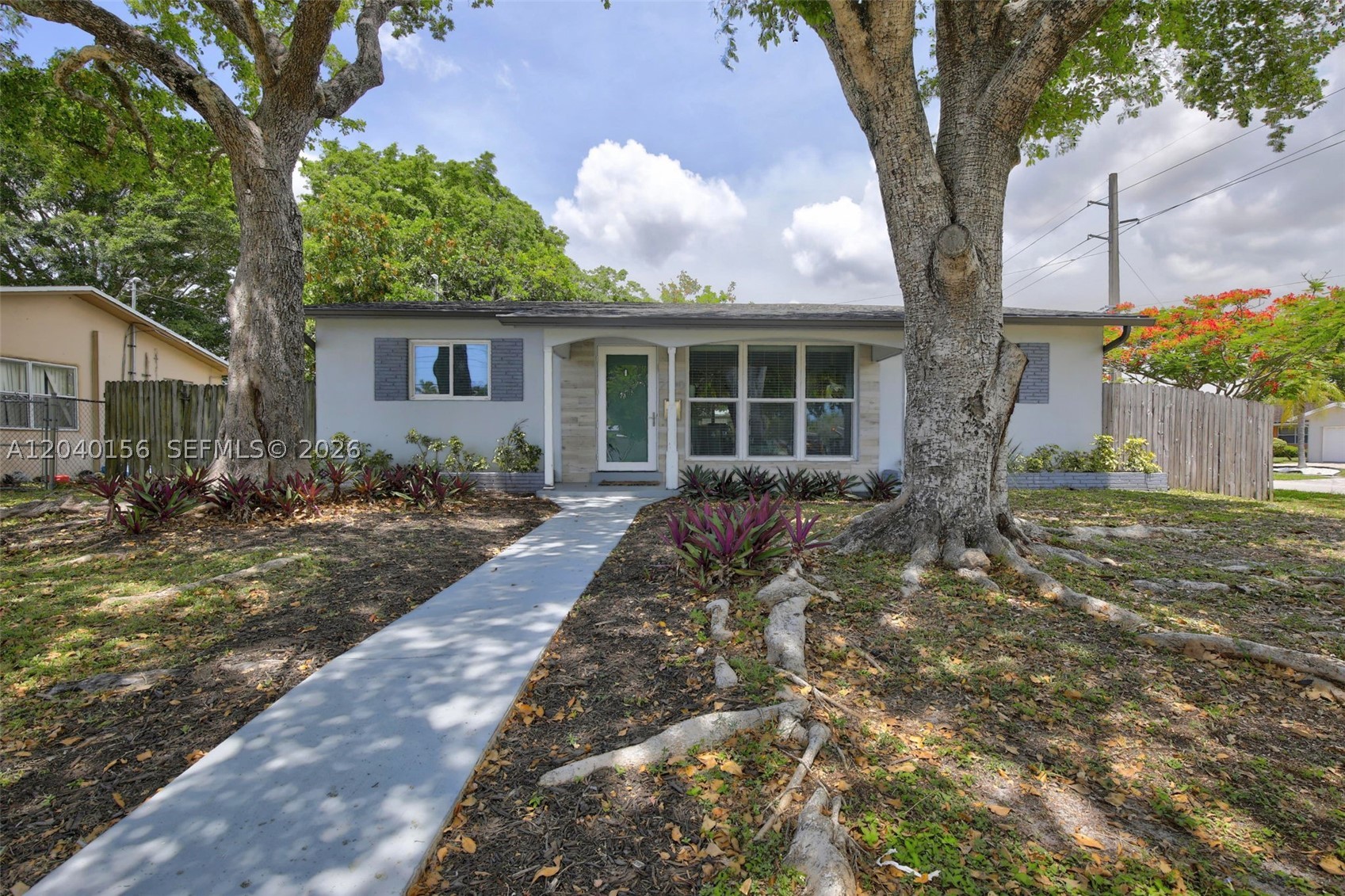 HOLLYWOOD HILLS - Residential