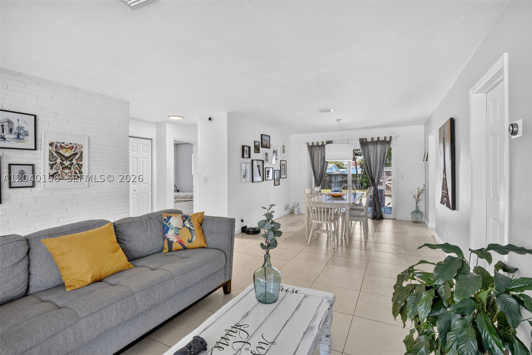 HOLLYWOOD HILLS - Residential