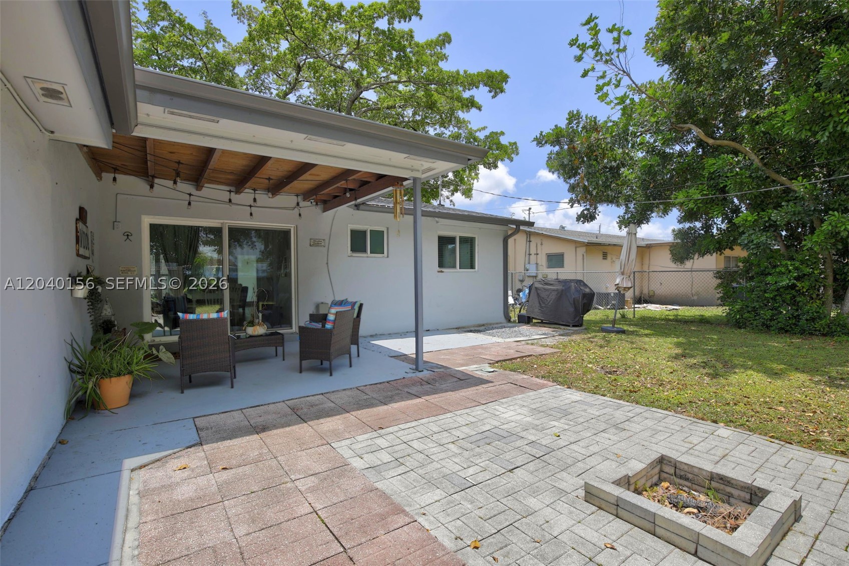 HOLLYWOOD HILLS - Residential