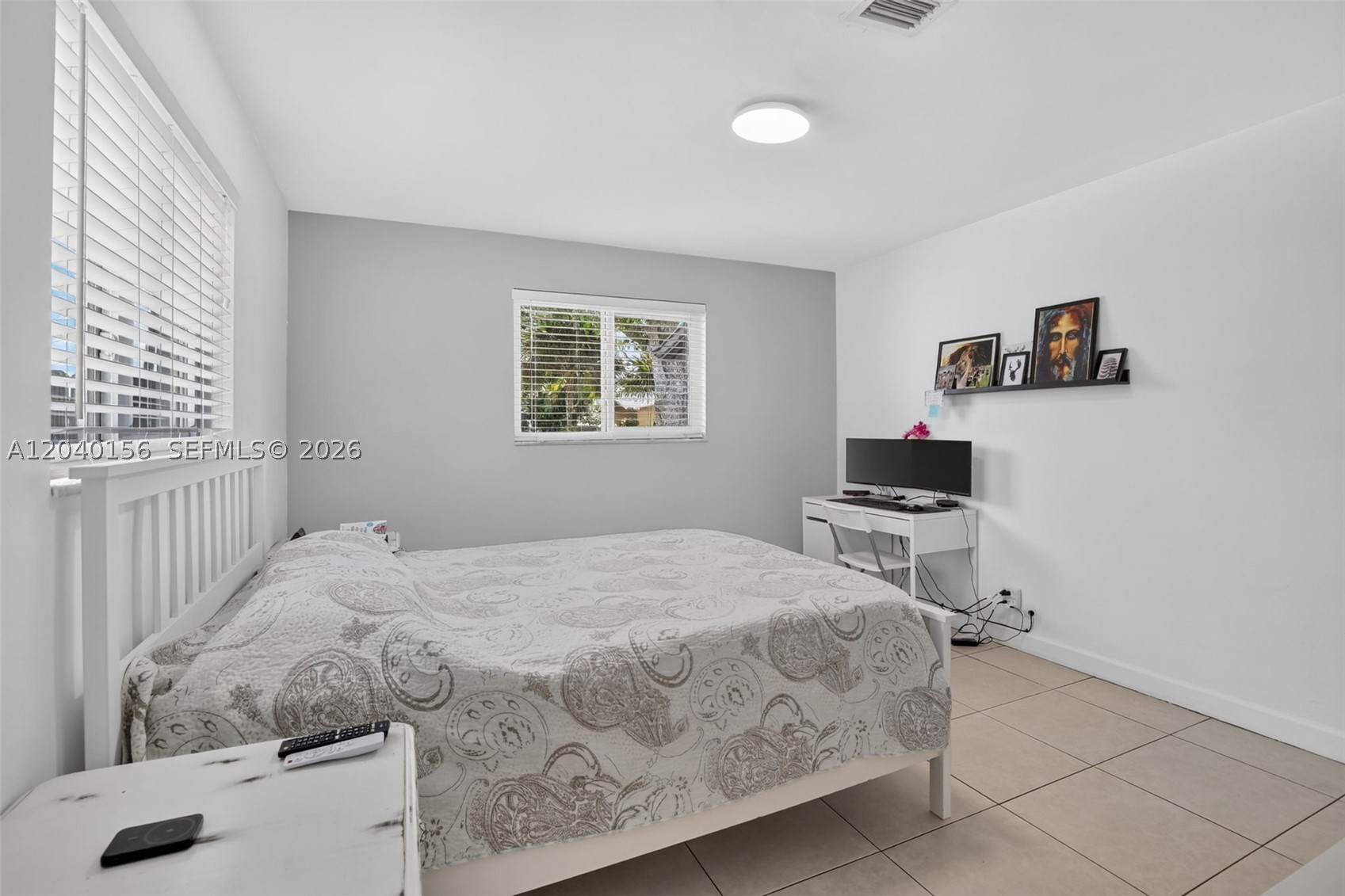 HOLLYWOOD HILLS - Residential