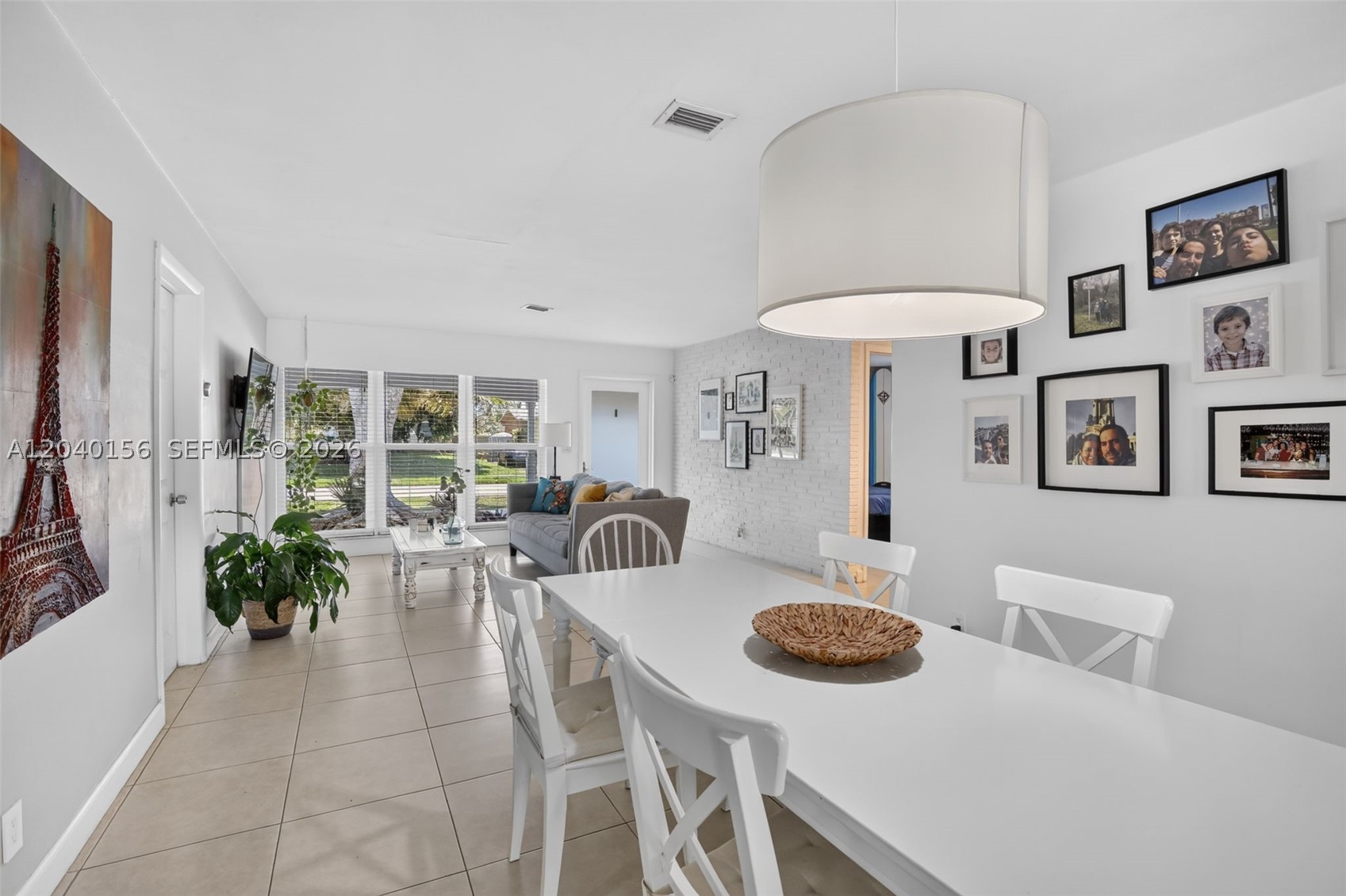 HOLLYWOOD HILLS - Residential