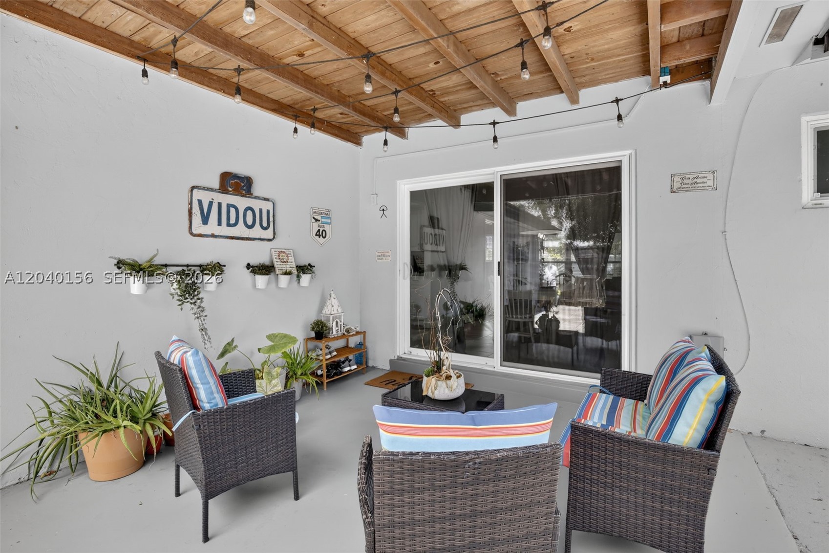HOLLYWOOD HILLS - Residential
