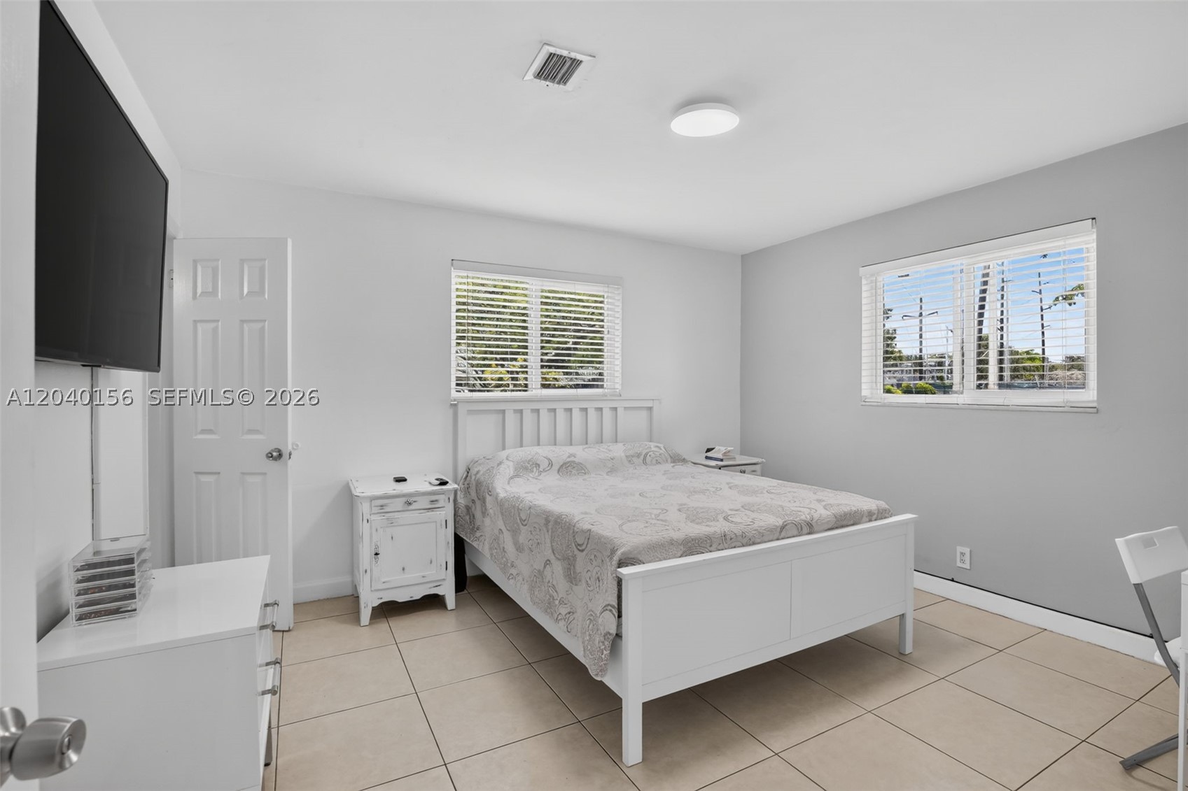 HOLLYWOOD HILLS - Residential