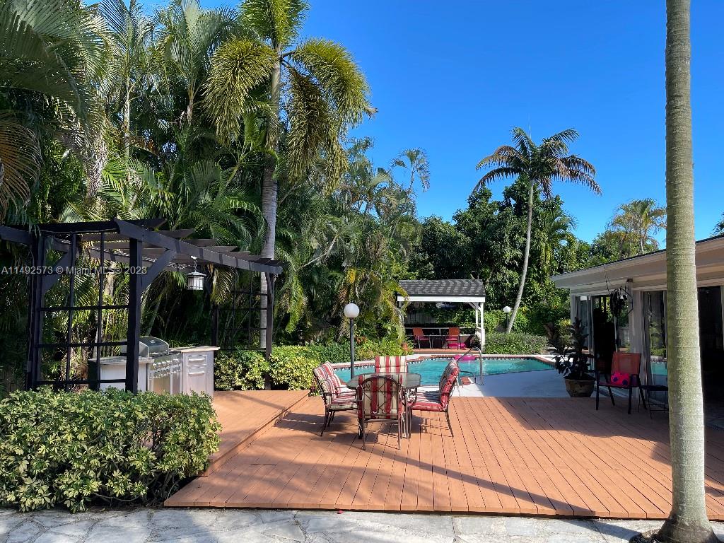 WEITZER SHAUNA MEADOWS SE - Residential