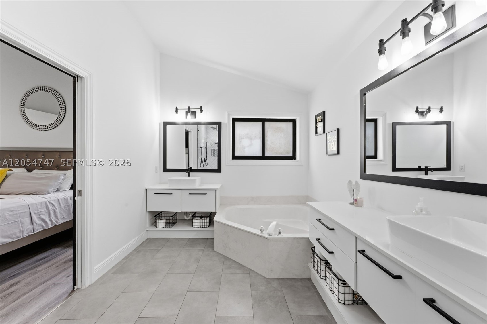 HOLLYWOOD LAKES COUNTRY C - Residential