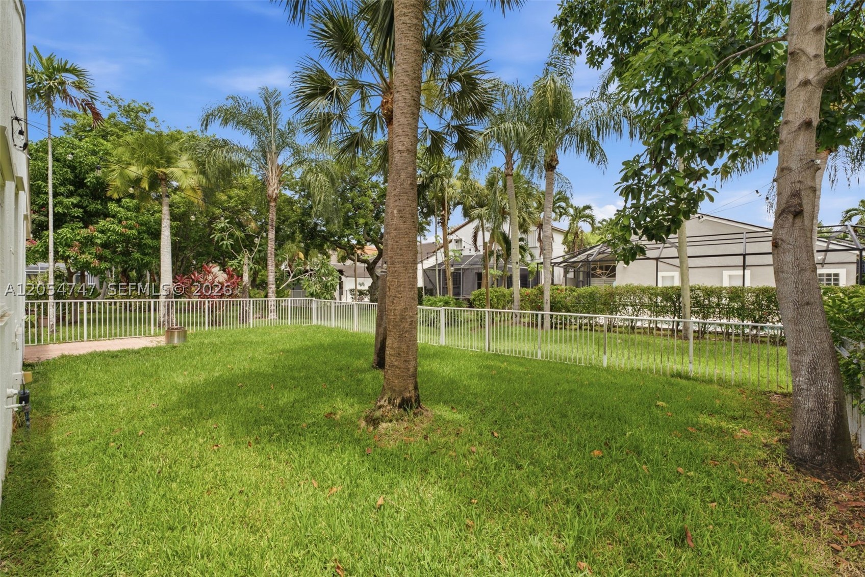 HOLLYWOOD LAKES COUNTRY C - Residential