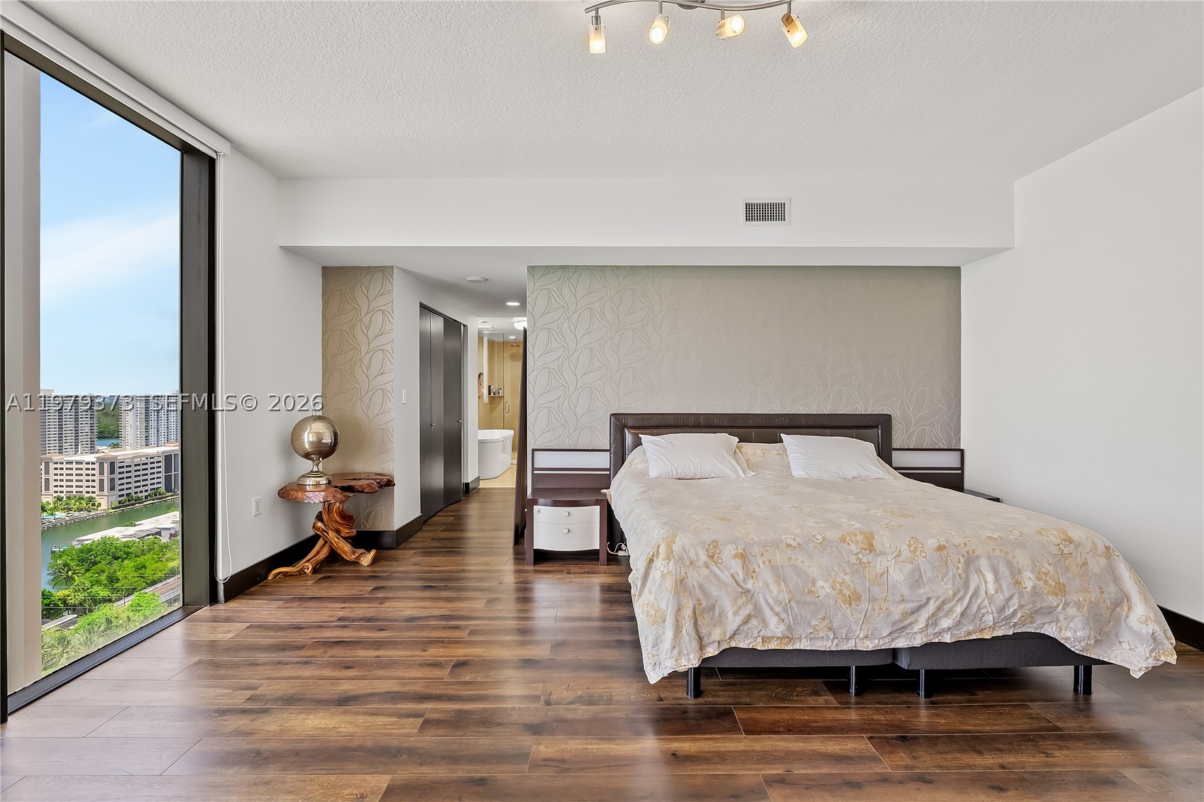 SAYAN CONDO - Residential