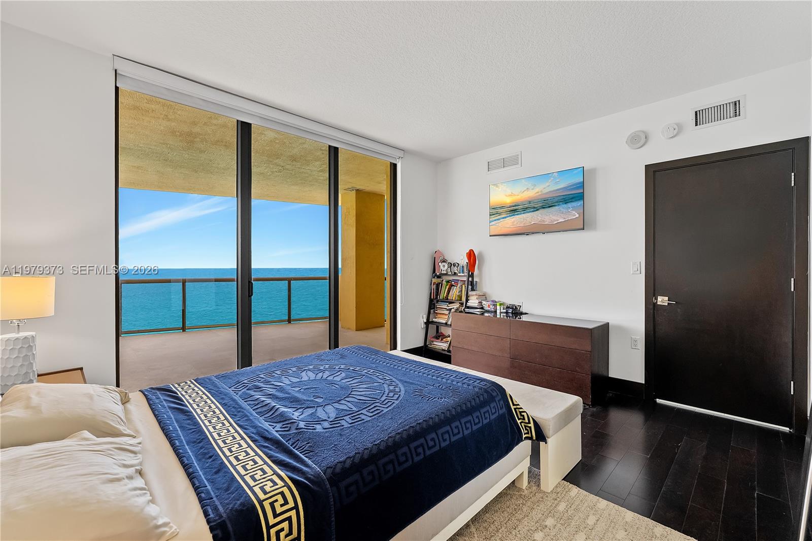 SAYAN CONDO - Residential