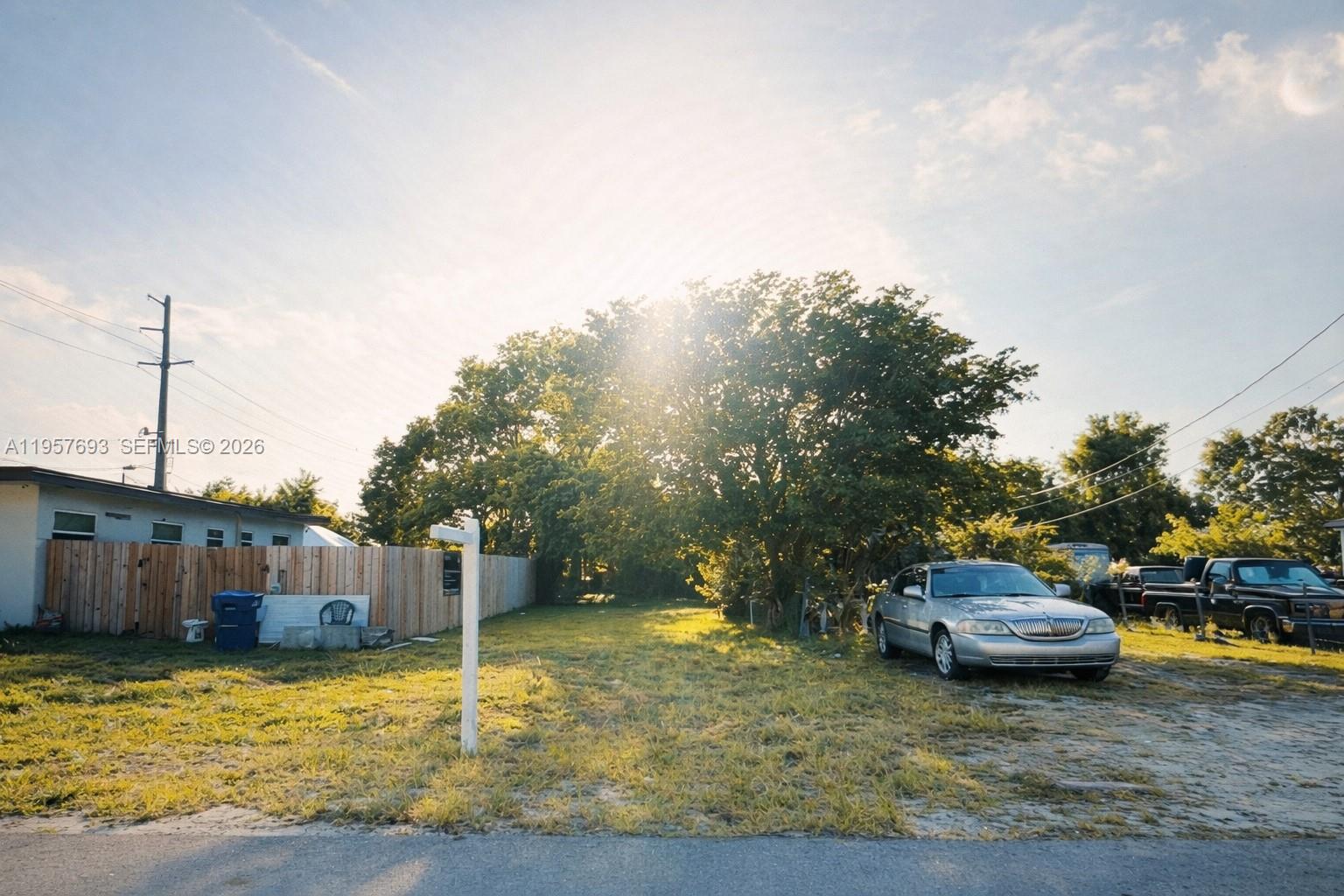 Great opportunity in acquire this vacant land. Build your home or income property. Come to see.