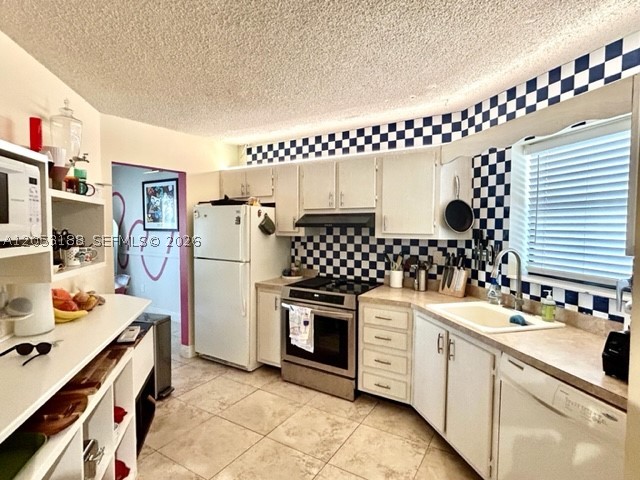 WELCOME HOME TO THIS BEAUTIFUL ARTISTIC  2/2 UPGRADED CONDO OVER 1120 SF. IN HEART OF PLANTATION. CENTRALLY LOCATED. ALL AGES OK. OPEN SPACIOUS FLOOR PLAN. LOTS OF NATURAL LIGHT. BRIGHT OPEN LIVING SPACE.  SIZABLE KITCHEN-A TRUE CHEF'S DELIGHT- LOTS OF CABINETS AND COUNTER SPACE. GREAT FOR COOKING. AMPLE SIZED MASTER BEDROOM AND LARAGE WALKIN CLOSET.   GENEROUS SIZED GUEST BEDROOM DESIGNED FOR COMFORT. OVERSIZED SCREENED  BALCONY. GREAT FOR  RELAXING  AND HAVING TEA OR COFFEE. NO RENTALS.  
THIS WELL MAINTAINED OWNER OCCUPANT COMMUNITY HAS  A REFRESHING COMMUNITY POOL, HOT TUB, SAUNA, FITNESS CENTER, GAME ROOM,  CLUBHOUSE, AND MORE. WALK TO PUBLIX, SHOPPING, RESTURANTS  AND MORE.  NO RENTALS. SMALL PETS 25LBS OR SMALLER.