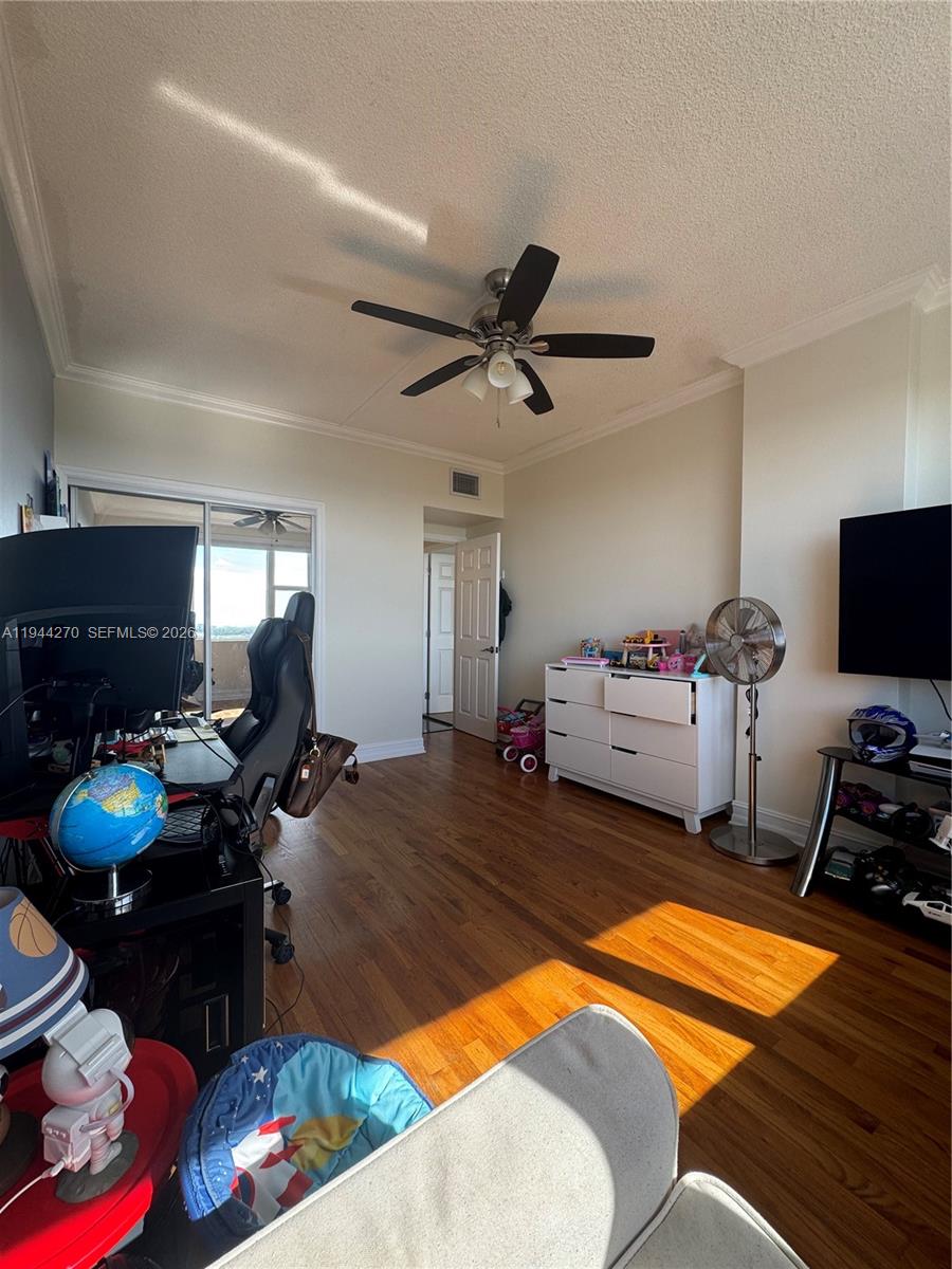 HILLCREST EAST NO 25 COND - Residential