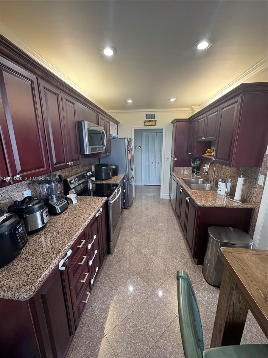HILLCREST EAST NO 25 COND - Residential