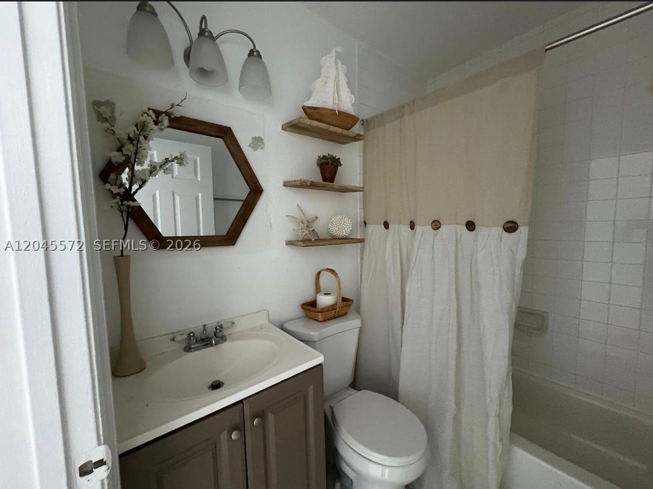 SAGA BAY TOWNHOMES 1ST AD - Residential Lease