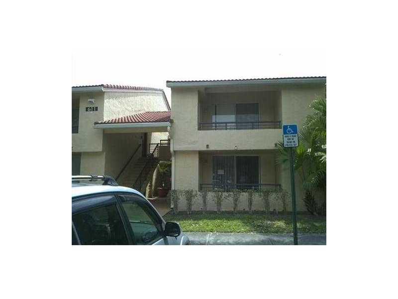 WOOD FLOORS THROUGHOUT THIS SPACIOUS 1 BEDROOM W/ WALK-IN CLOSET/1 BATH CONDO IN HIGHLY SOUGHT AFTER COCO PARC.  NEW KITCHEN WITH STAINLESS STEEL APPLIAANCES & GRANITE COUNTERTOPS. UPDGARDED BATHROOM CABINETS.  COMMUNITY OFFERS TROPICAL LADSCAPING WITH RE SORT STYLE AMENITIES. SUN DECK OVERLOOKING LAKE W/FOUNTAINS, FITNESS CENTER, SAND VOLLYBALL, TENNIS AND RACQUET BALL COURTS. 3 BBQ GRILLS, CAR WASH, AND MUCH MORE.  MINUTES FROM BEACHES, DINNING & SHOPPING. EASY TO SHOW.