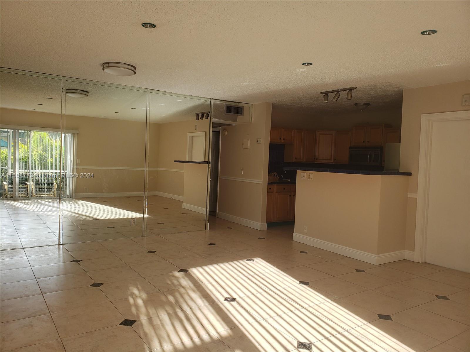 Large remodeled 2/2 unit with a nice screen balcony overlooking garden unit. Great area in the city. 5min to the park and 15 min to beach an shops. 2 parking.