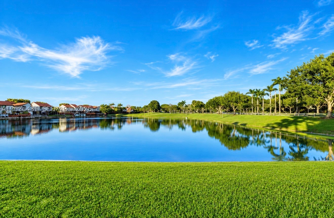 FONTAINBLEAU LAKES COURTY - Residential