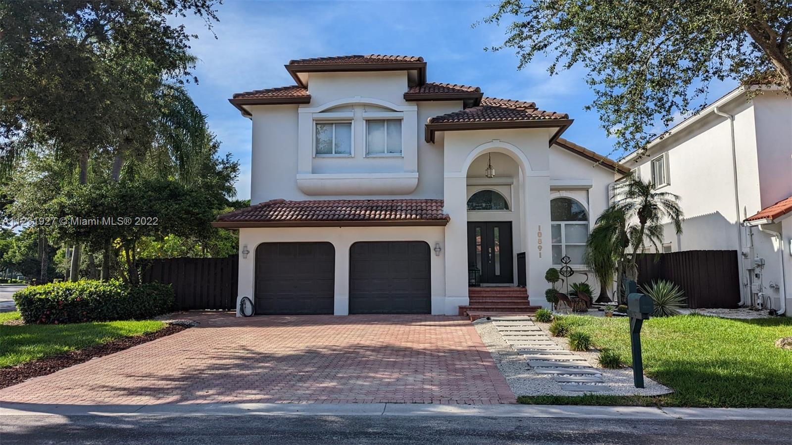 Gorgeos pool home tiled thoughout.  Spacious floor plan with  ground floor room with full bath, Kitchen granite countertop. Enyoy doral Isles exclusive restaurant, gym, spa, pools sport center with 5 tennis courts, soccer field, 2 Basketball courts, baseball field. Bring picky clients to show this amazing house.