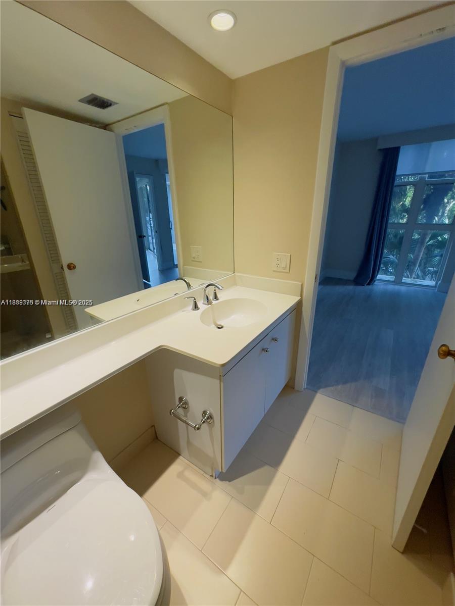TOWERS OF QUAYSIDE CONDO - Residential