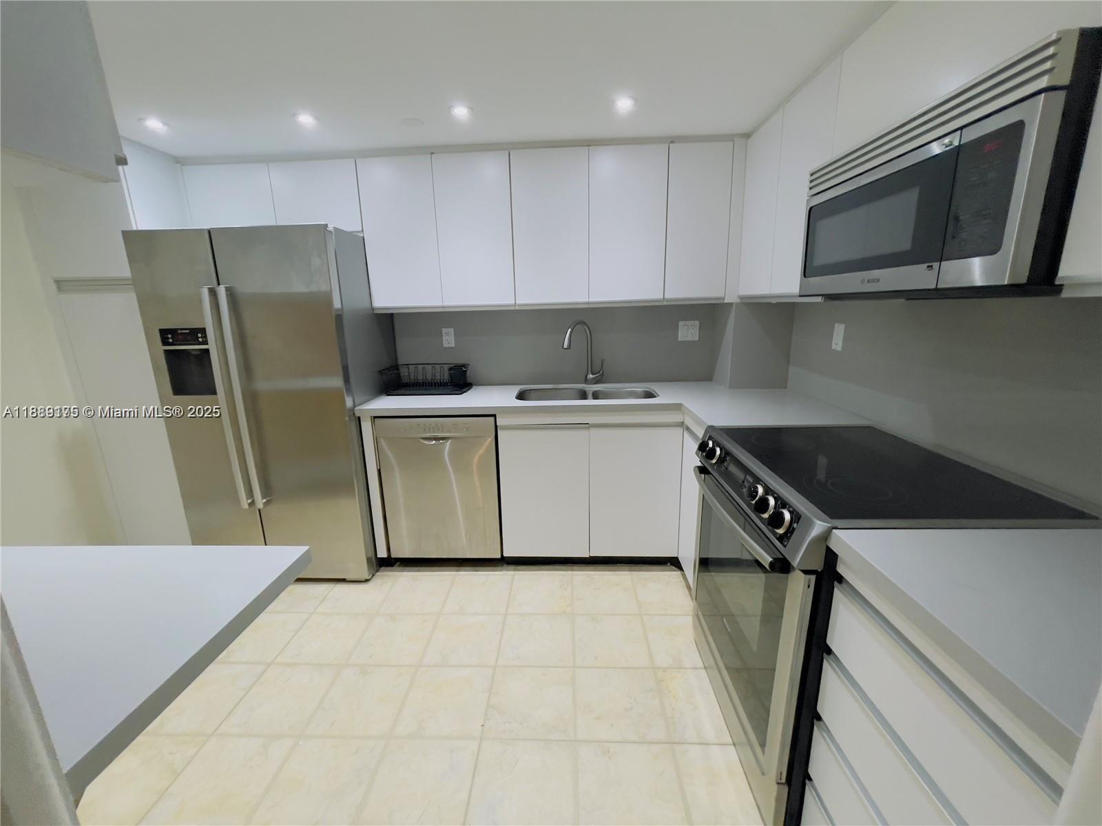 TOWERS OF QUAYSIDE CONDO - Residential