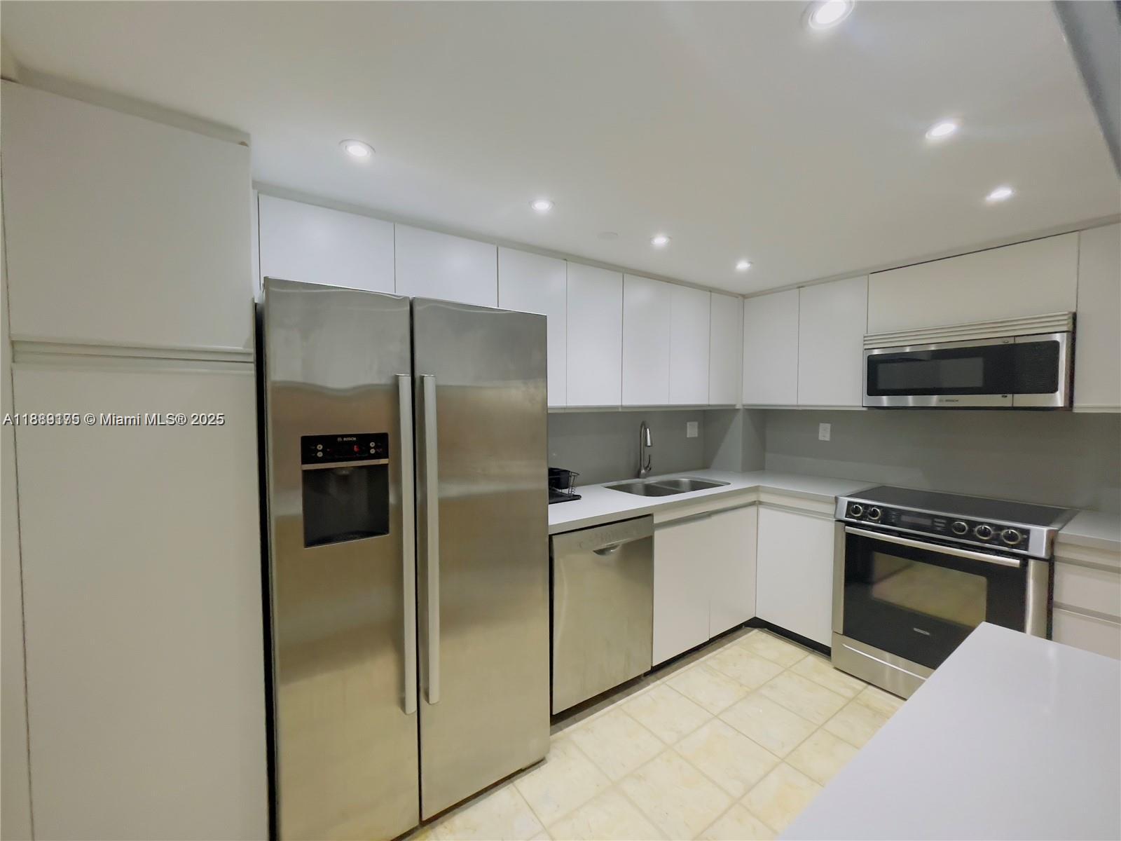 TOWERS OF QUAYSIDE CONDO - Residential