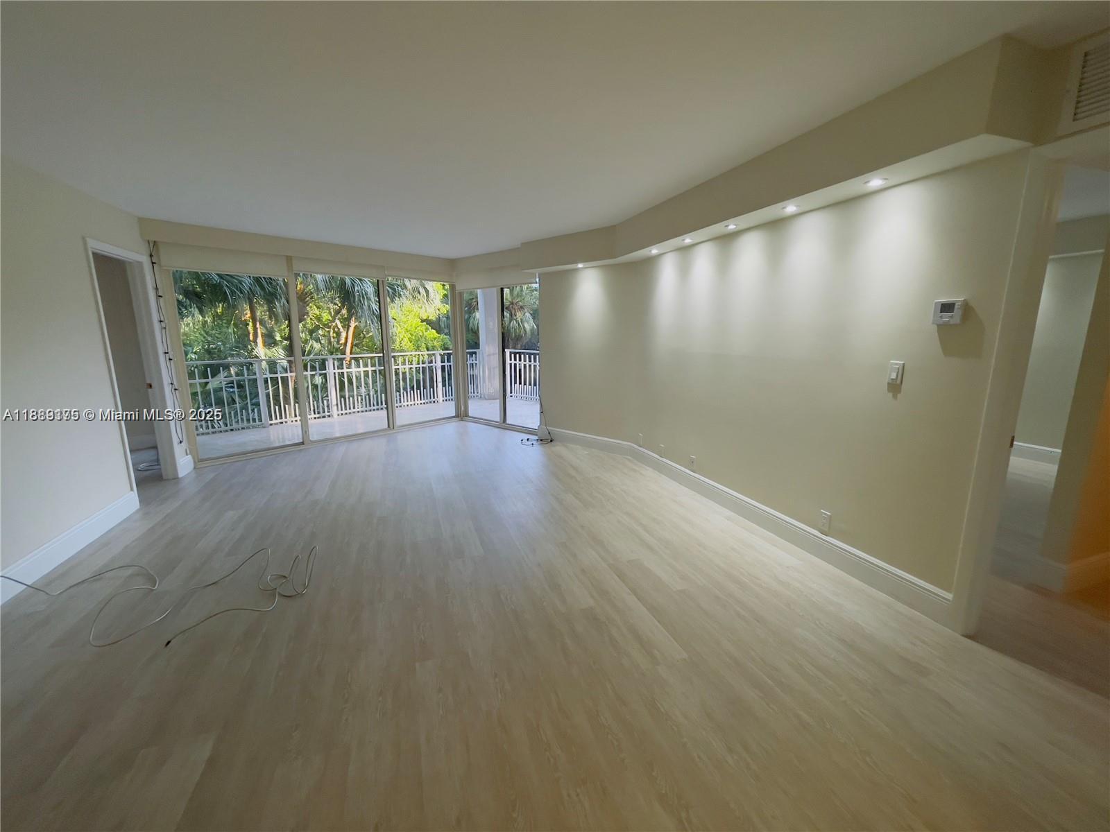TOWERS OF QUAYSIDE CONDO - Residential