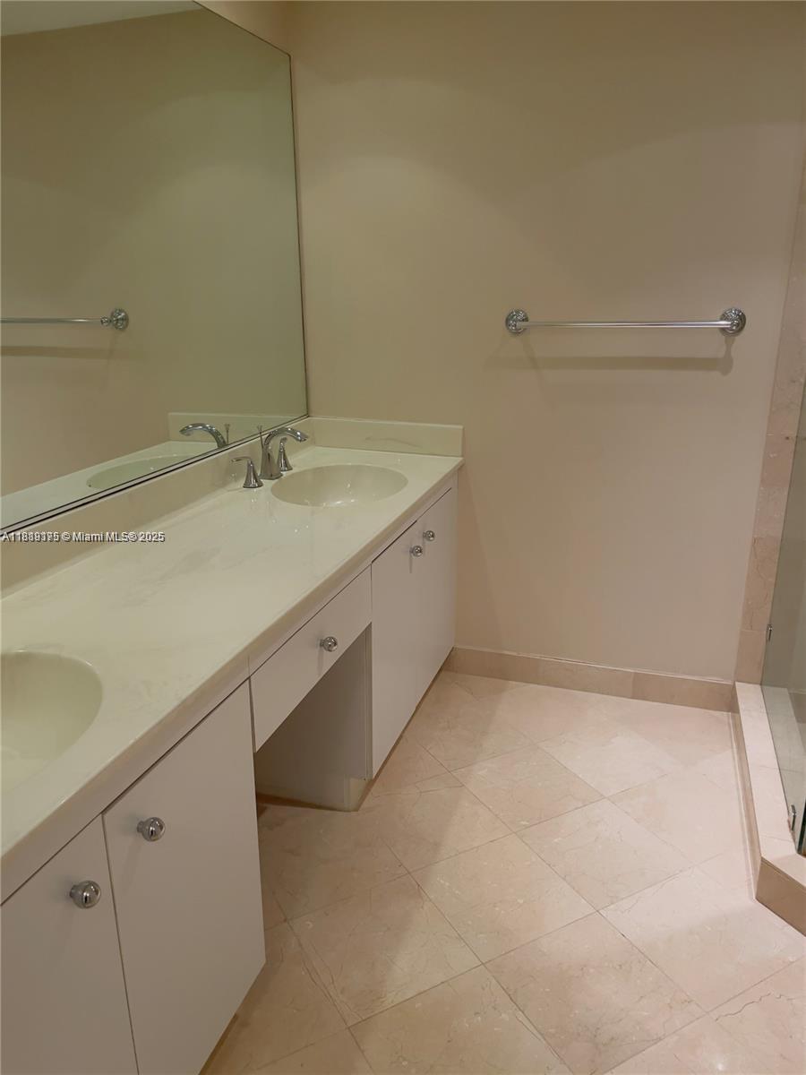 TOWERS OF QUAYSIDE CONDO - Residential