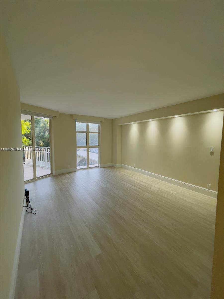TOWERS OF QUAYSIDE CONDO - Residential