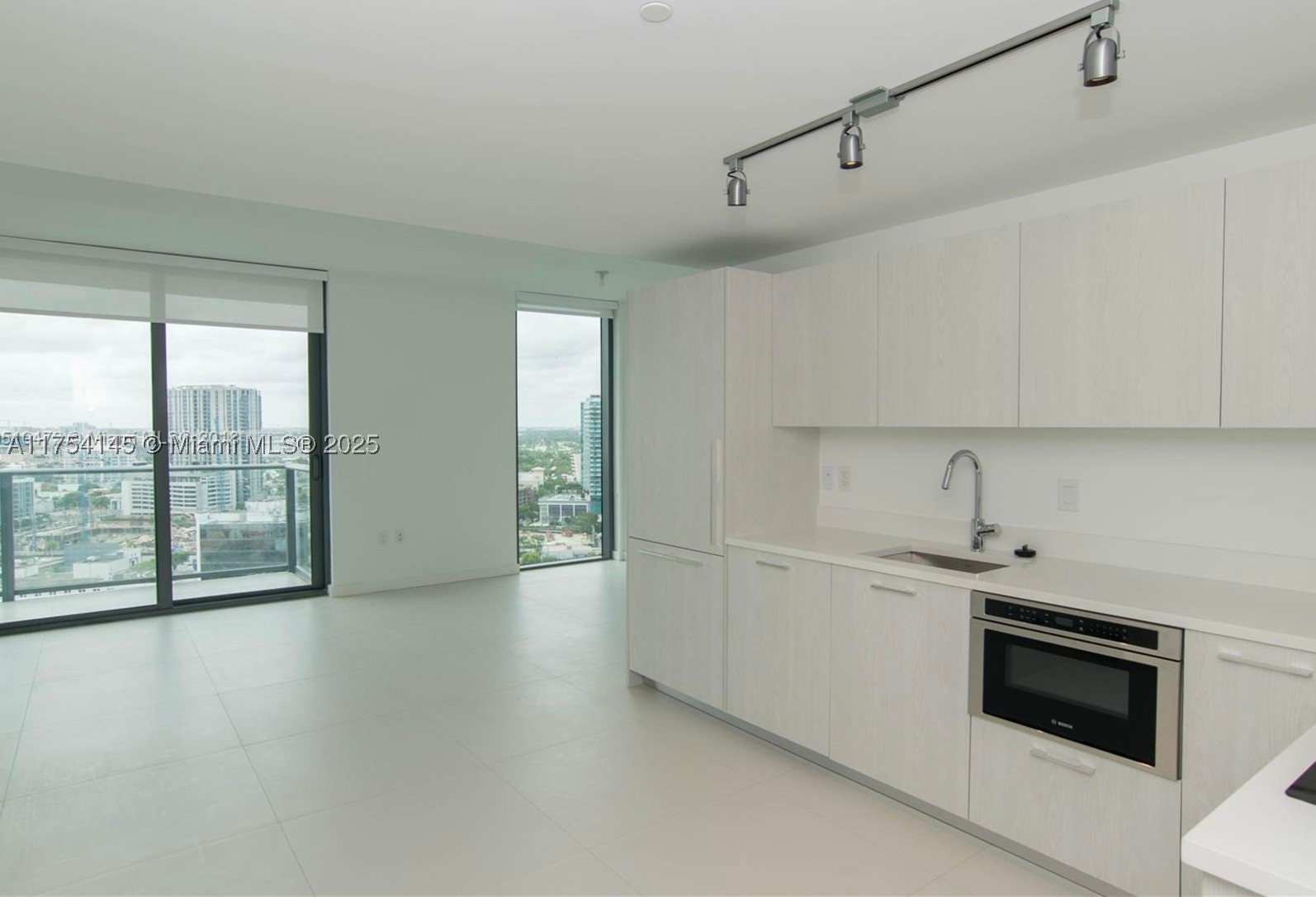 Spacious 2Bed/2Bath with high-end custom-made closets and window treatments. Best floor plan in the building! Enjoy luxurious 5-star amenities including a gym & spa, lounge, party room, billiard room, movie theater, children's playroom, business center, two swimming pools, jacuzzi, and tennis court. The property features Bayfront Park with docks and a boardwalk, along with access to a private beach club and restaurant. Prime location just minutes from the Beaches, Design District, Wynwood, Downtown, and Brickell. A must-see! Ideal for investors