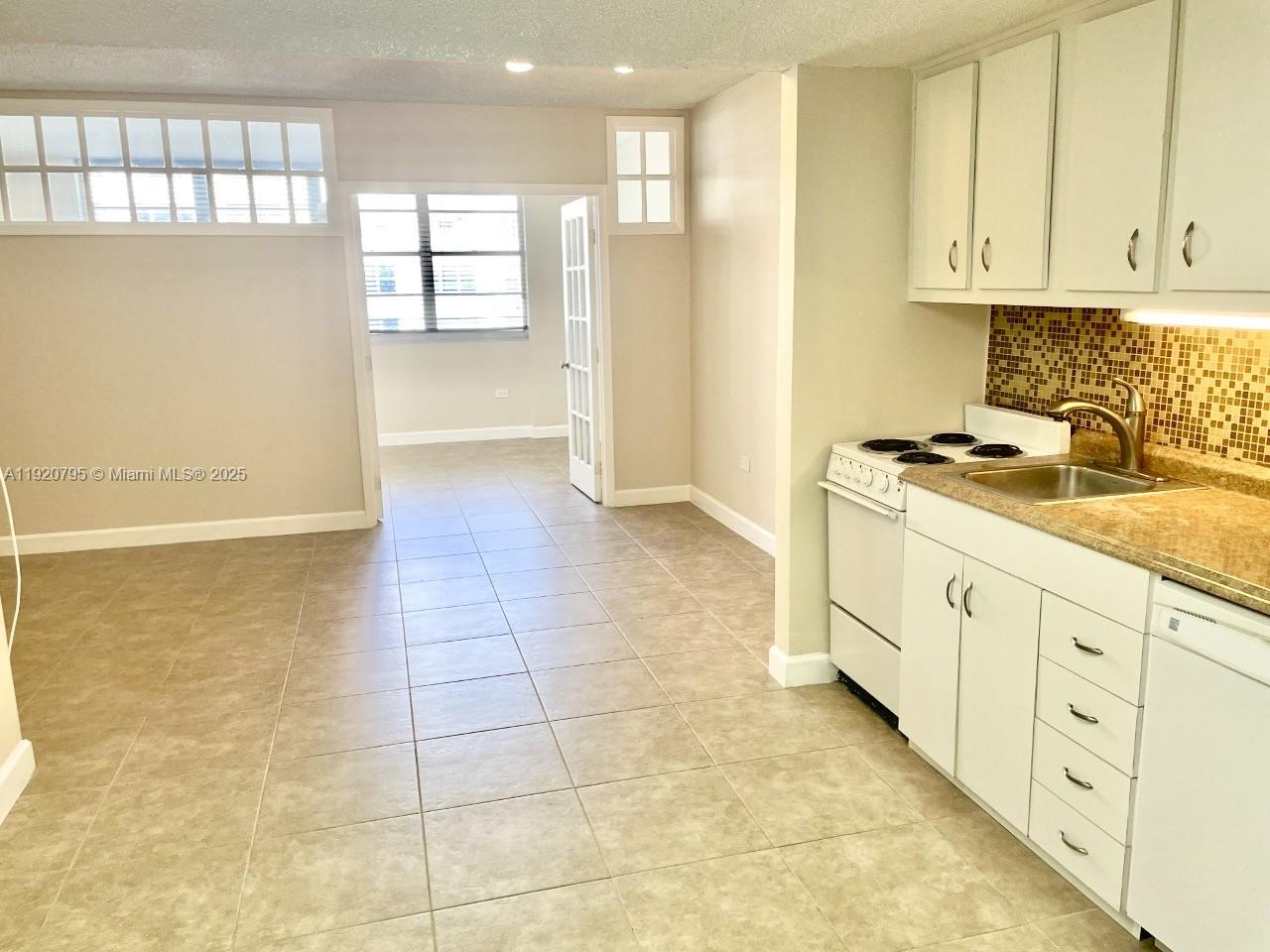 ?Fabulous studio at the Four Ambassadors Condominium. A wall gives the bedroom the privacy to enjoy this 18th floor unit, full of light with lots of storage and a huge walk-in closet. Very nice kitchen and bathroom. One parking space. AC and hot water included in the rent, it's a deal. Do not miss this opportunity to live in the center of Brickell Avenue a few yards to the best gyms, restaurants, nightlife and shopping!