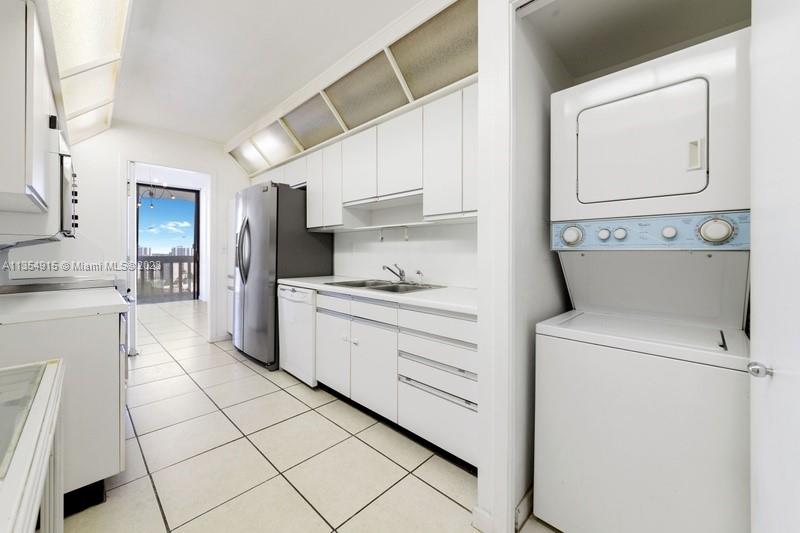 TURNBERRY TOWERS CONDO - Residential